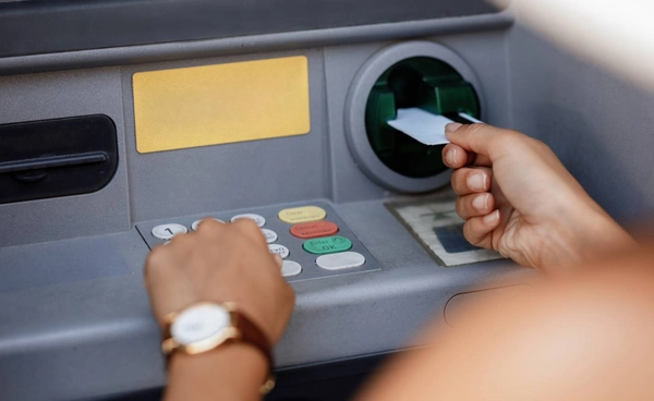 ช่วยคนแก่กด ATM เสี่ยงผิดกฎหมาย? เปิดเหตุผลที่ควรรู้