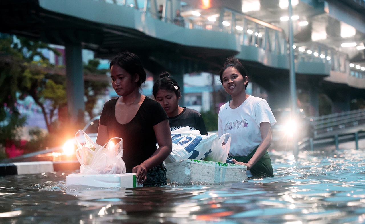 รัฐบาลตั้งศูนย์วอร์รูม รับมือ "น้ำท่วม" 24 ชม. ช่วยประชาชน ทางบก-ราง-น้ำ-อากาศ