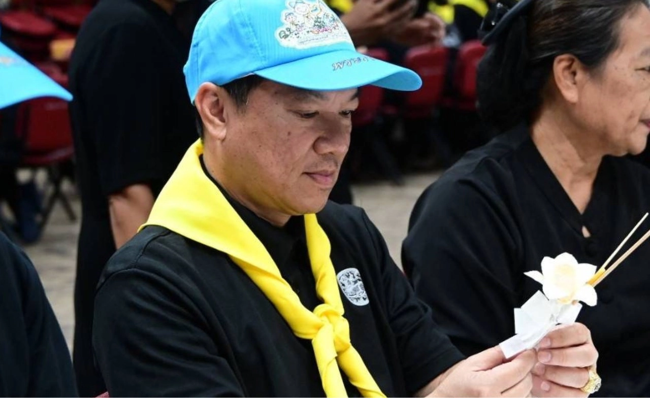 "ปลัด มท." นำ ขรก.-จิตอาสา ประดิษฐ์ดอกไม้จันทน์ ใช้ในพระราชพิธีถวายพระเพลิงพระบรมศพ
