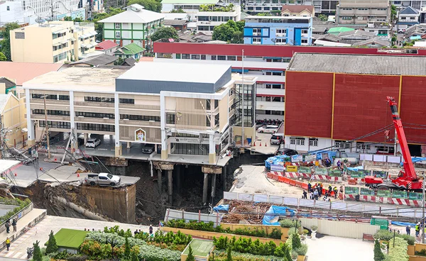 ประมวลภาพ ถนนทรุดตัวครั้งใหญ่บริเวณด้านหน้าโรงพยาบาลวชิรพยาบาล