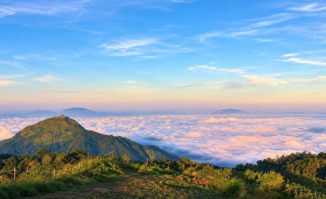 ชวนพิชิต “สันหนอกวัว” ยอดเขาสูงสุดของจ.กาญจนบุรี สัมผัสทะเลหมอกแบบ360 องศา