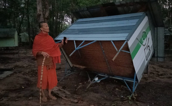 พายุหมุนพัดกุฏิพระกบินทร์พังเสียหาย 