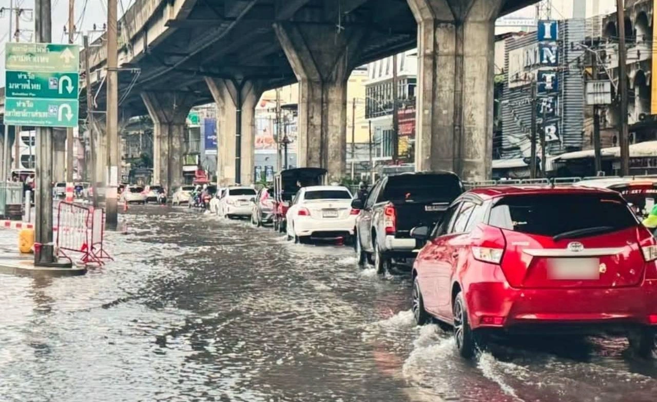 ฝนถล่มกรุงกลางดึก!  สายไหมจมฝน 100 มม.  คลองหลายจุดแตะ “ส้ม-แดง”  เร่งพร่องน้ำรับฝนระลอกใหม่