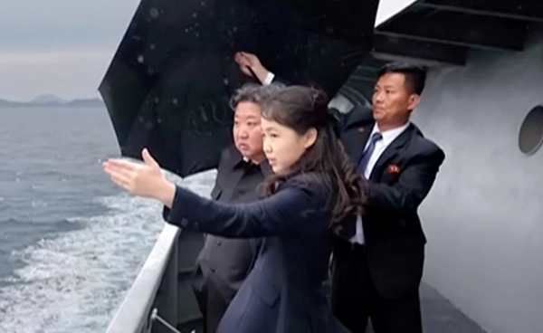 "คิม จอง อึน" ผู้นำเกาหลีเหนือ พร้อมบุตรสาว คิมจูแอ ตรวจเยี่ยมเรือรบติดนิวเคลียร์