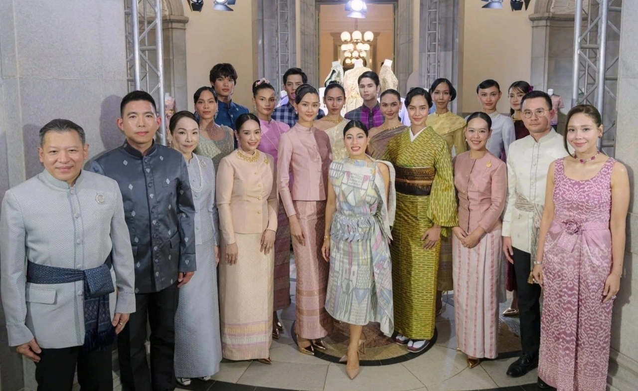 "เจ้าฟ้าสิริวัณณวรีฯ“ ทรงนำคณะเปิดรันเวย์ "ชุดไทยพระราชนิยม“ กรุงโตเกียว
