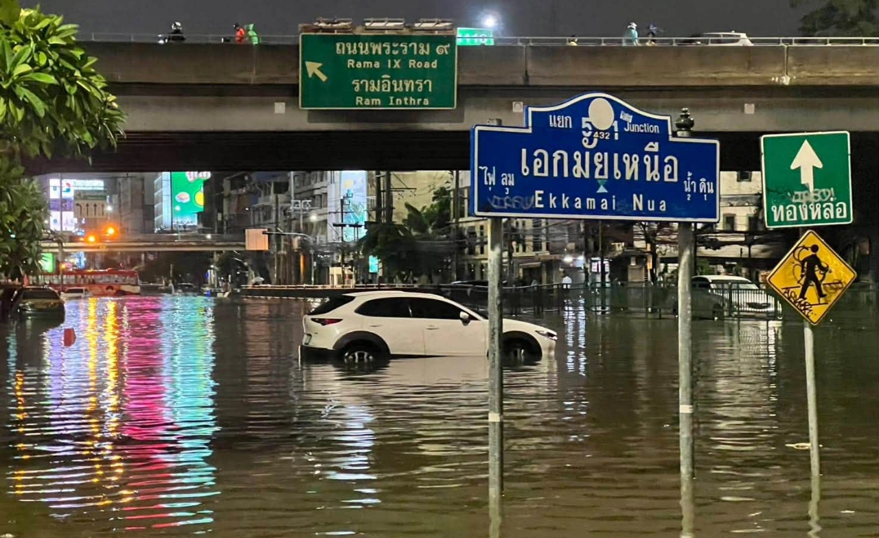 น้ำท่วม กทม. ลามธุรกิจ เศรษฐกิจเสียหาย จับตาต้นทุนระยะยาว