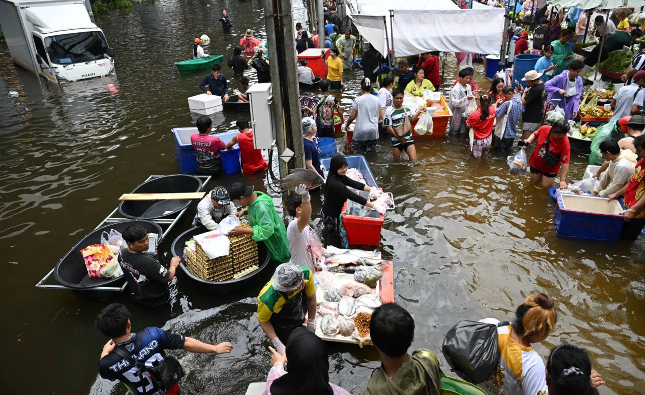 น้ำท่วมกระทบเศรษฐกิจหลักหมื่นล้าน รัฐเร่งมาตรการช่วยประชาชน-ธุรกิจ