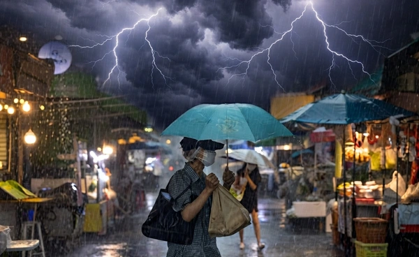 เช็กพื้นที่ด่วน! อุตุฯ เตือนฉบับล่าสุด วันนี้ 50 จังหวัด ฝนตกหนักถึงหนักมาก
