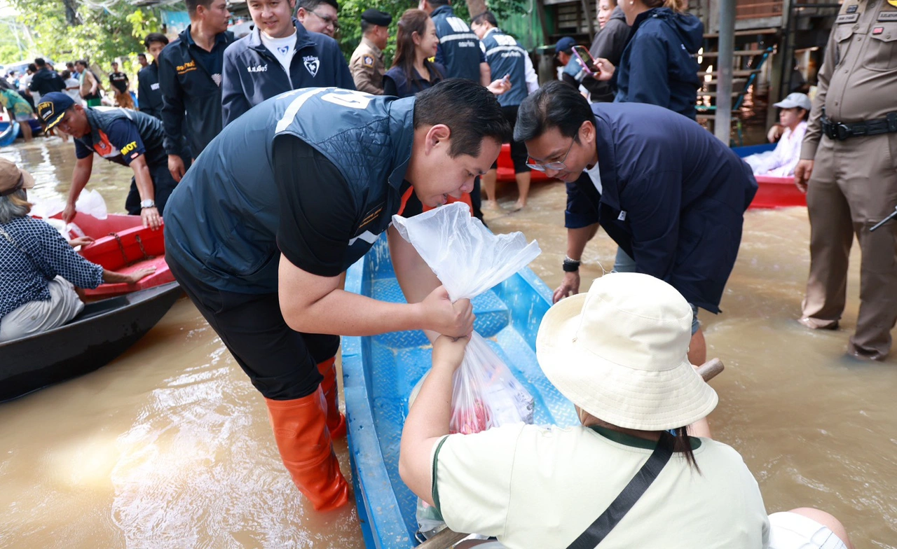 “สรรเพชญ” ลงอยุธยา มอบถุงยังชีพ 117 ครัวเรือนรับมือน้ำท่วม