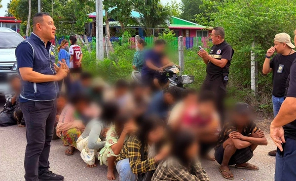 ตำรวจทางหลวงสกัดรถขนแรงงาน 16 คน กาญจนบุรี เร่งตามคนขับ