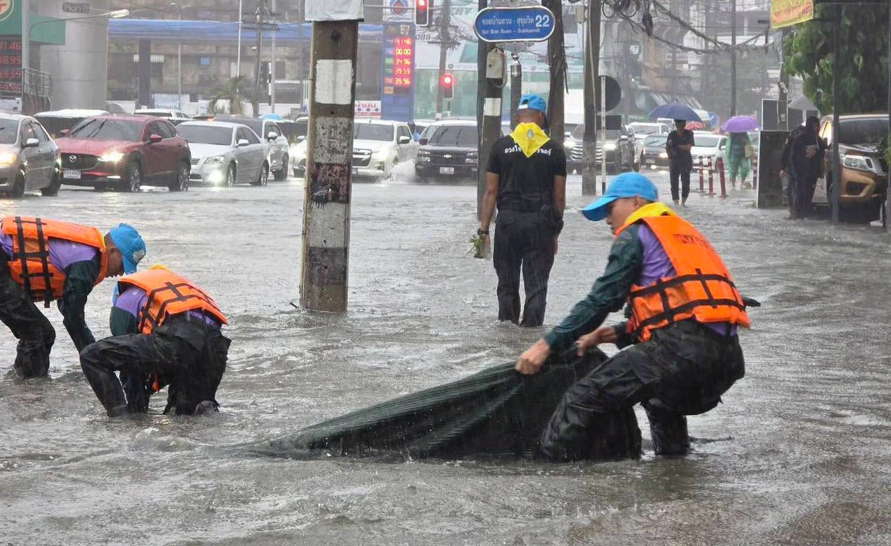 กองทัพบก ลงพื้นที่ช่วยเหลือประชาชนรับมือฝนตกหนักและระดับน้ำที่เพิ่มสูง