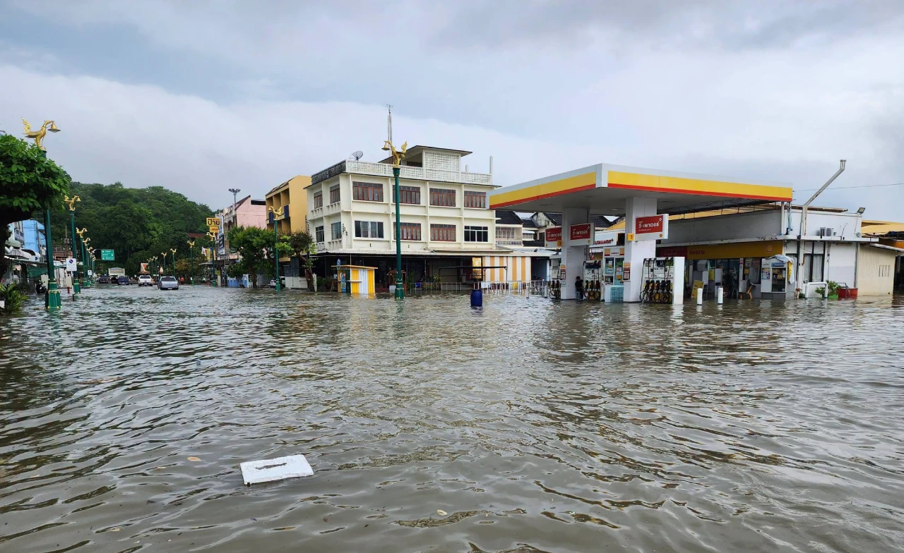 ฝนถล่ม “เพชรบุรี” น้ำท่วมหลายอำเภอ