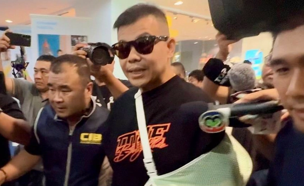 ควบคุมตัว "โทน บางแค" เข้าพบพนักงานสอบสวน หลังเข้ามอบตัวตามหมายจับ