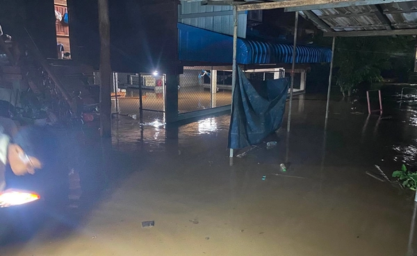ฝนตกหนัก! น้ำป่าหลากท่วม อ.เถิน หลายสิบหลังสูงกว่า 30 ซม.