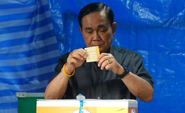 พล.อ.ประยุทธ์ ใช้สิทธิเลือกตั้ง หน่วย 11 เขตพญาไท 