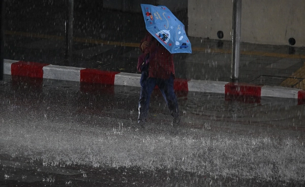 สภาพอากาศแปรปรวน เตือนวันนี้หลายพื้นที่ฝนตกหนัก กทม. มีฝน 40% ของพื้นที่