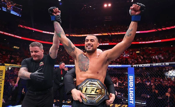 อุลเบิร์ก แชมป์ UFC คนใหม่  ไล่ถล่ม โปรชาซกา ดับยกแรก! 
