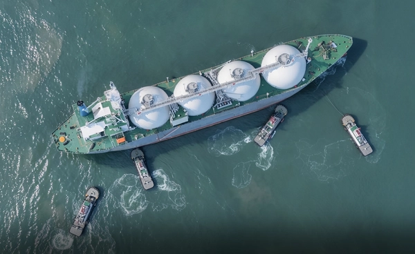เรือบรรทุกน้ำมัน-LNG เริ่มผ่านช่องแคบฮอร์มุซ มุ่งหน้าปากีสถาน-จีน หลังติดค้าง 3 เดือน