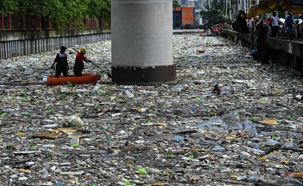 ฝนถล่ม “มะนิลา” ขยะทะลักคลอง-อุดท่อระบายน้ำ ปัญหาเรื้อรังที่เกิดขึ้นทุกปี