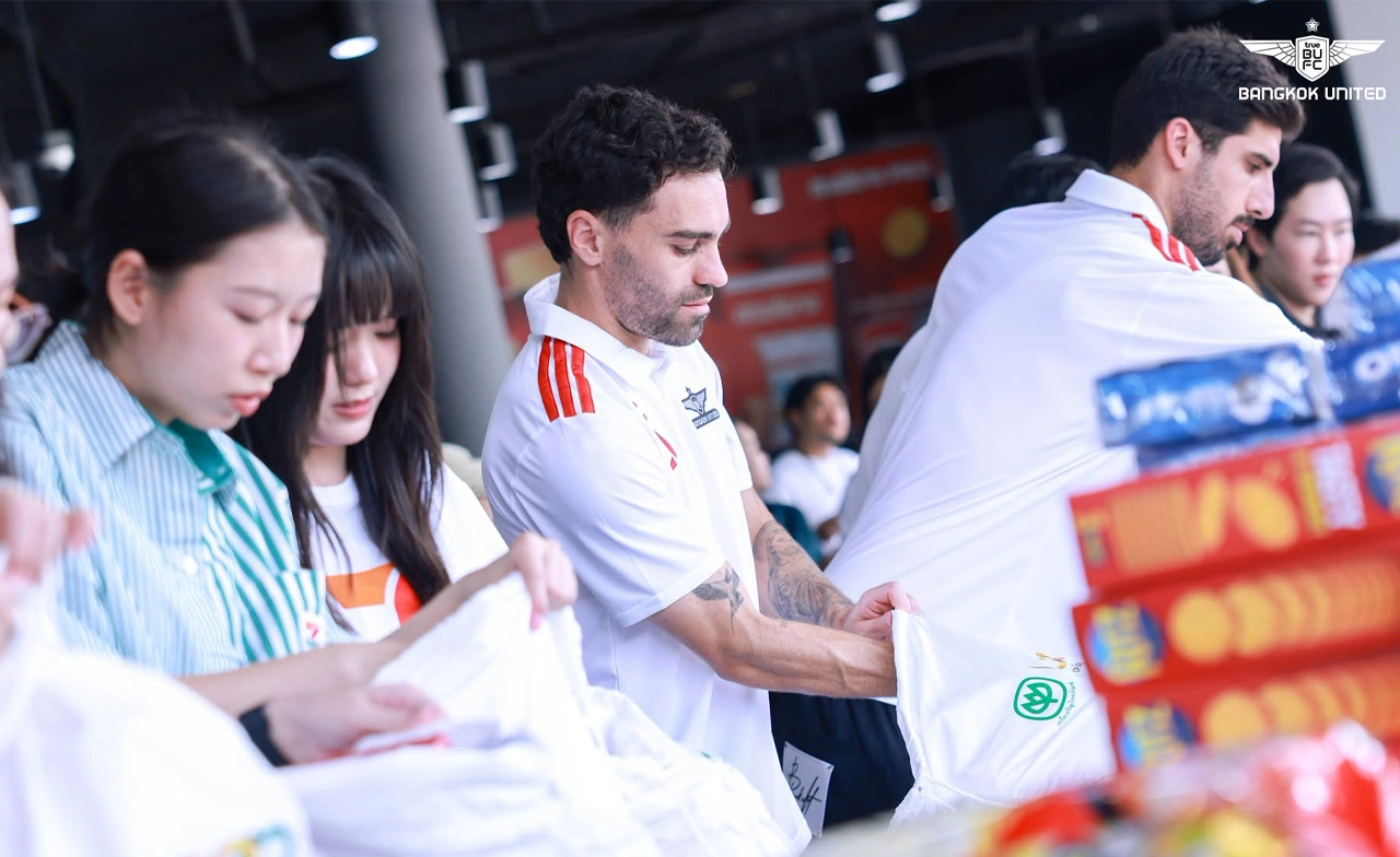 แข้งทรู แบงค็อกฯ ผนึกซีพีอาสา แพ็คถุงช่วยผู้ประสบภัยน้ำท่วม