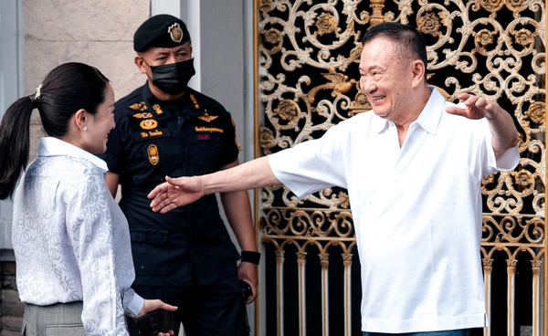ทักษิณพ้นเรือนจำ กอด “แพทองธาร” ท่ามกลางครอบครัวอบอุ่น