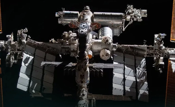 NASA สั่งนักบินอวกาศหลบภัยใน SpaceX Dragon หลัง ISS รั่ว ก่อนยกเลิกคำสั่งและกลับมาทำงานตามปกติ
