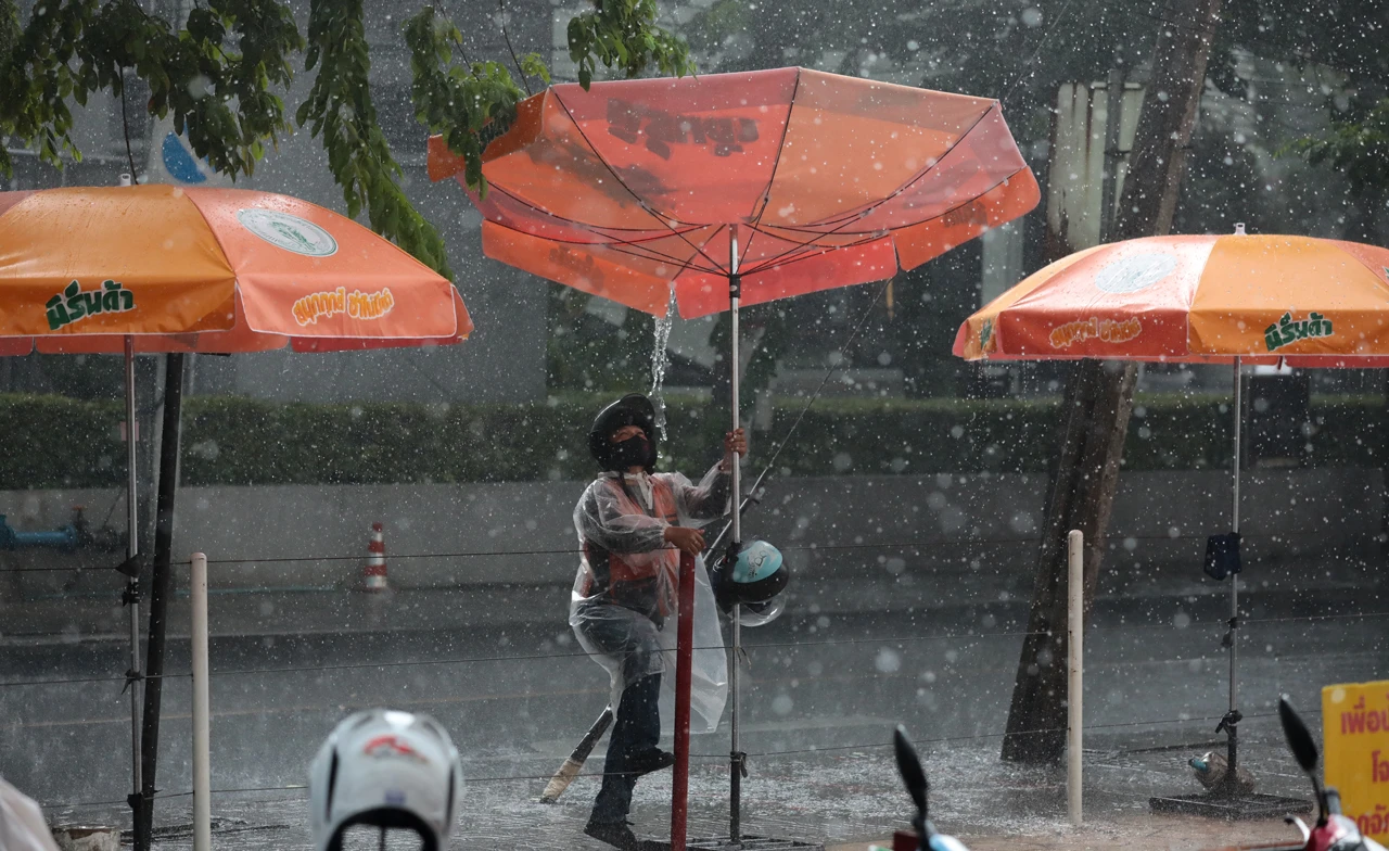 อุตุฯ ประกาศฉบับ 7 เตือนวันนี้ 67 จังหวัด-กทม. "ฝนตกหนักถึงหนักมาก"