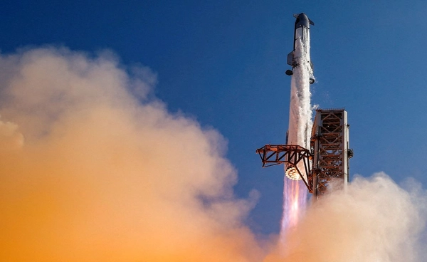 ชิ้นส่วน SpaceX เท่ารถบัส พุ่งชนดวงจันทร์ ฝากรอยหลุมใหม่บนดวงจันทร์