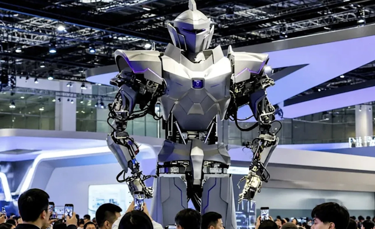 “Super Humanoid” หุ่นยนต์จีน 4 เมตร แข็งแรงจนยกวัวได้ ! พัฒนาเพื่อก้าวข้ามขีดจำกัดมนุษย์
