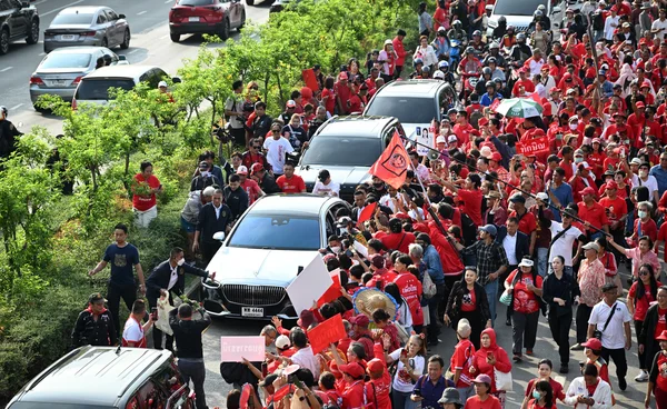 เปิดภาพชัดๆ ทะเบียนรถทักษิณ เลขอะไร? เผยเลขสวย 4 ตัวตรง หลังพ้นเรือนจำ  