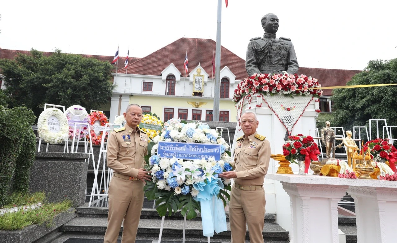 "พิพัฒน์" วางพวงมาลาถวายสักการะ "พระอนุสาวรีย์กรมพระกำแพงเพ็ชรอัครโยธิน" พระบิดาแห่งการรถไฟไทย เนื่องในวันบุรฉัตร