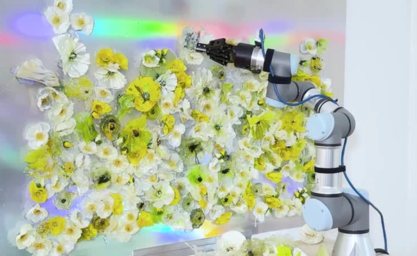 “หุ่นยนต์ AI” ปักดอกไม้ประดิษฐ์โตตามอุณหภูมิโลก ศิลปะไฮเทคเตือนภัยวิกฤตโลกร้อน