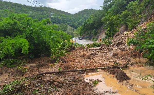 ฝนถล่ม “แม่ฮ่องสอน” ทำดินสไลด์ปิดเส้นทาง รถจอดติดสะสมกว่า 100 คัน
