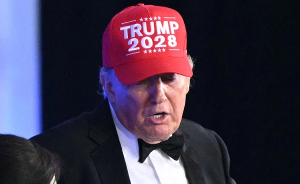 ทรัมป์สวมหมวก “TRUMP 2028” นักข่าวงง จะลงเลือกตั้งอีก?