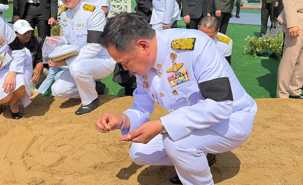 นายกฯ ร่วมเก็บเมล็ดพันธุ์พิธีพืชมงคล - ย้ำรัฐมีมาตรการรับมือภัยแล้งปีนี้  