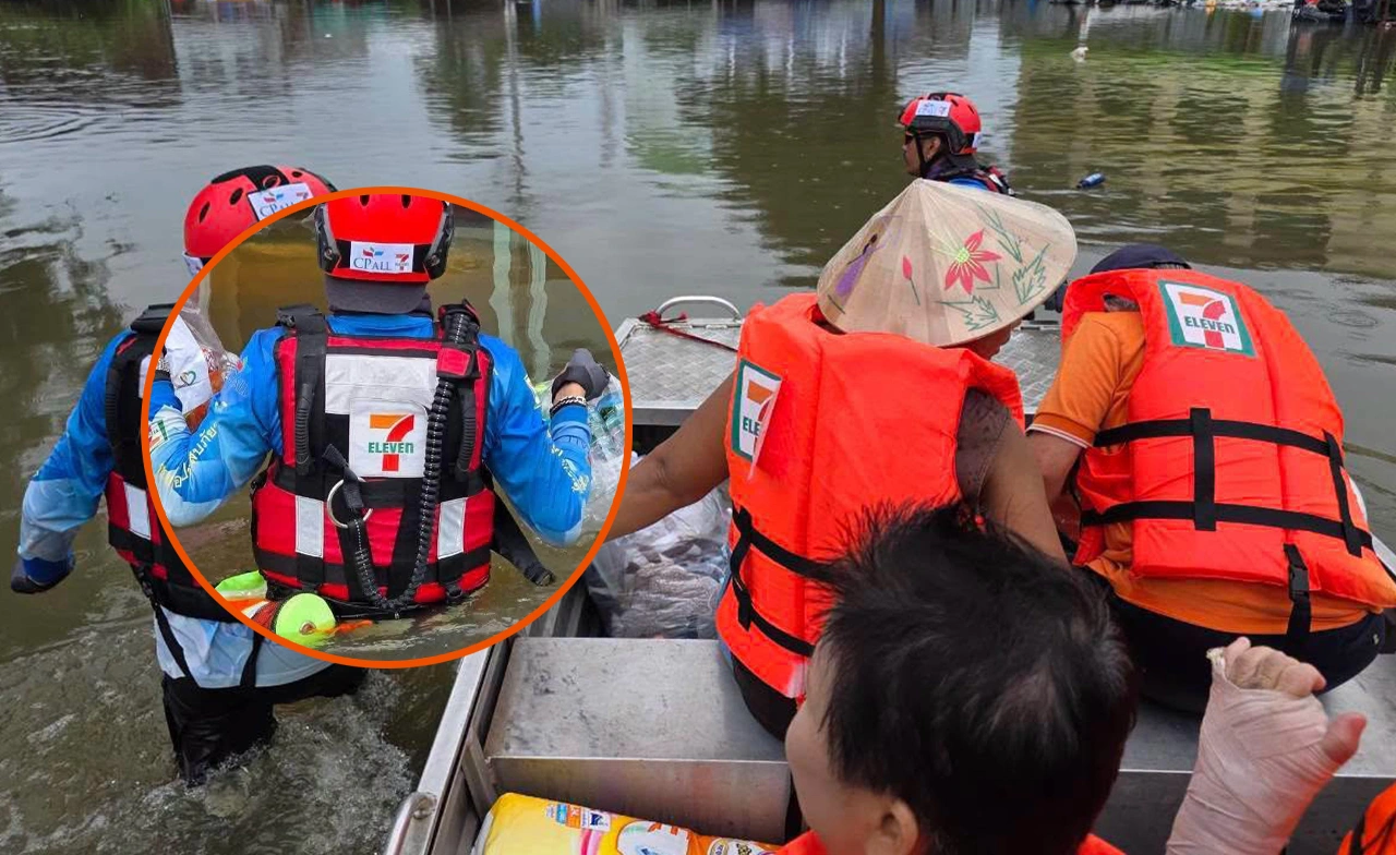 เรือกู้ภัยเซเว่นฯ ฝ่าน้ำท่วม ส่งน้ำใจถึงชุมชน