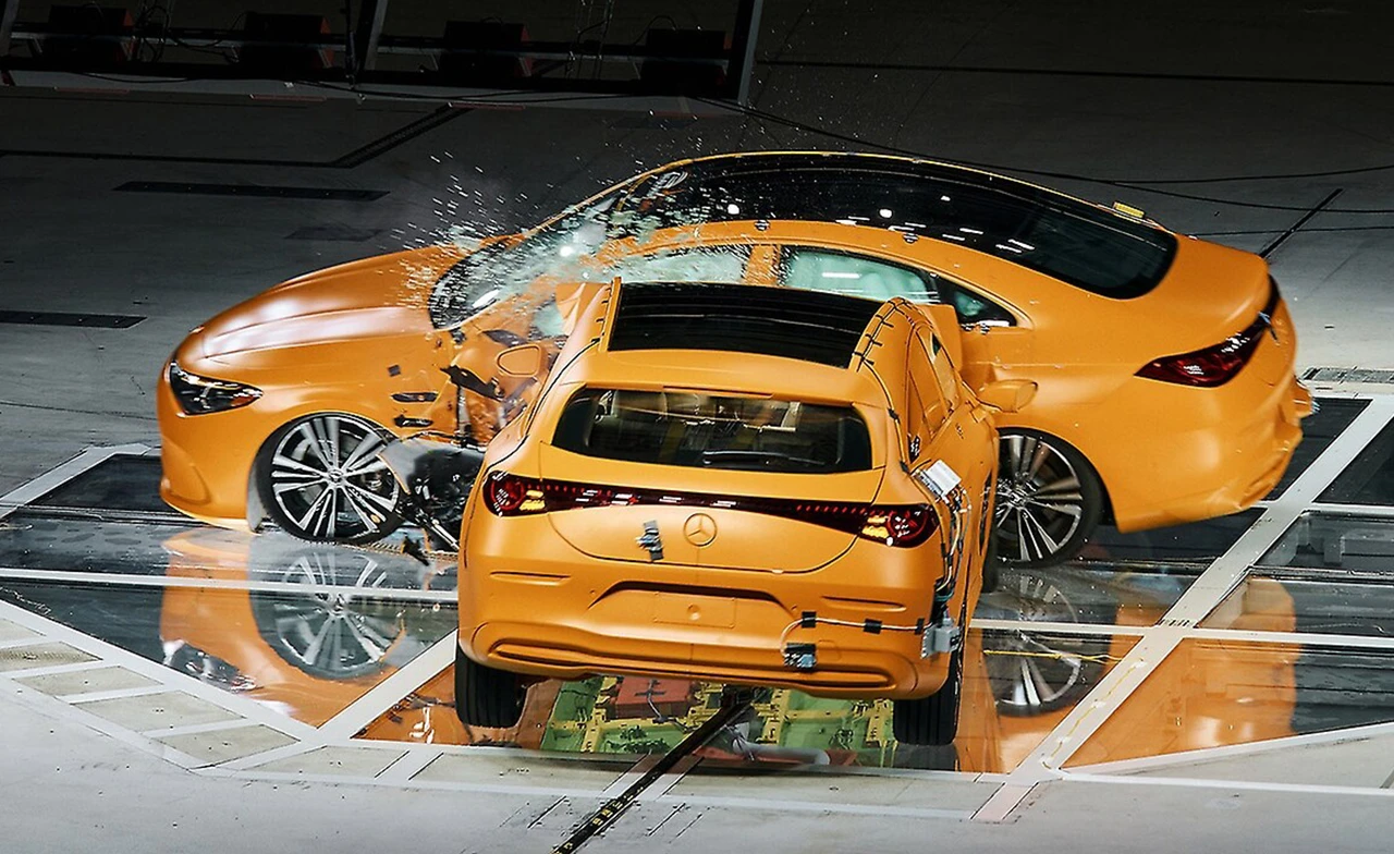 “Mercedes-Benz” ทดสอบชนรถยนต์ CLA สองคัน พิสูจน์ความแข็งแรงโครงสร้าง-แบตเตอรี่