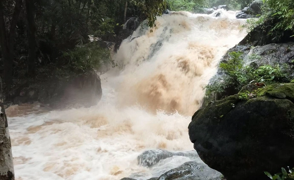 “ตราด” ฝนตกหนัก น้ำป่าหลากท่วมบ้านเรือน   
