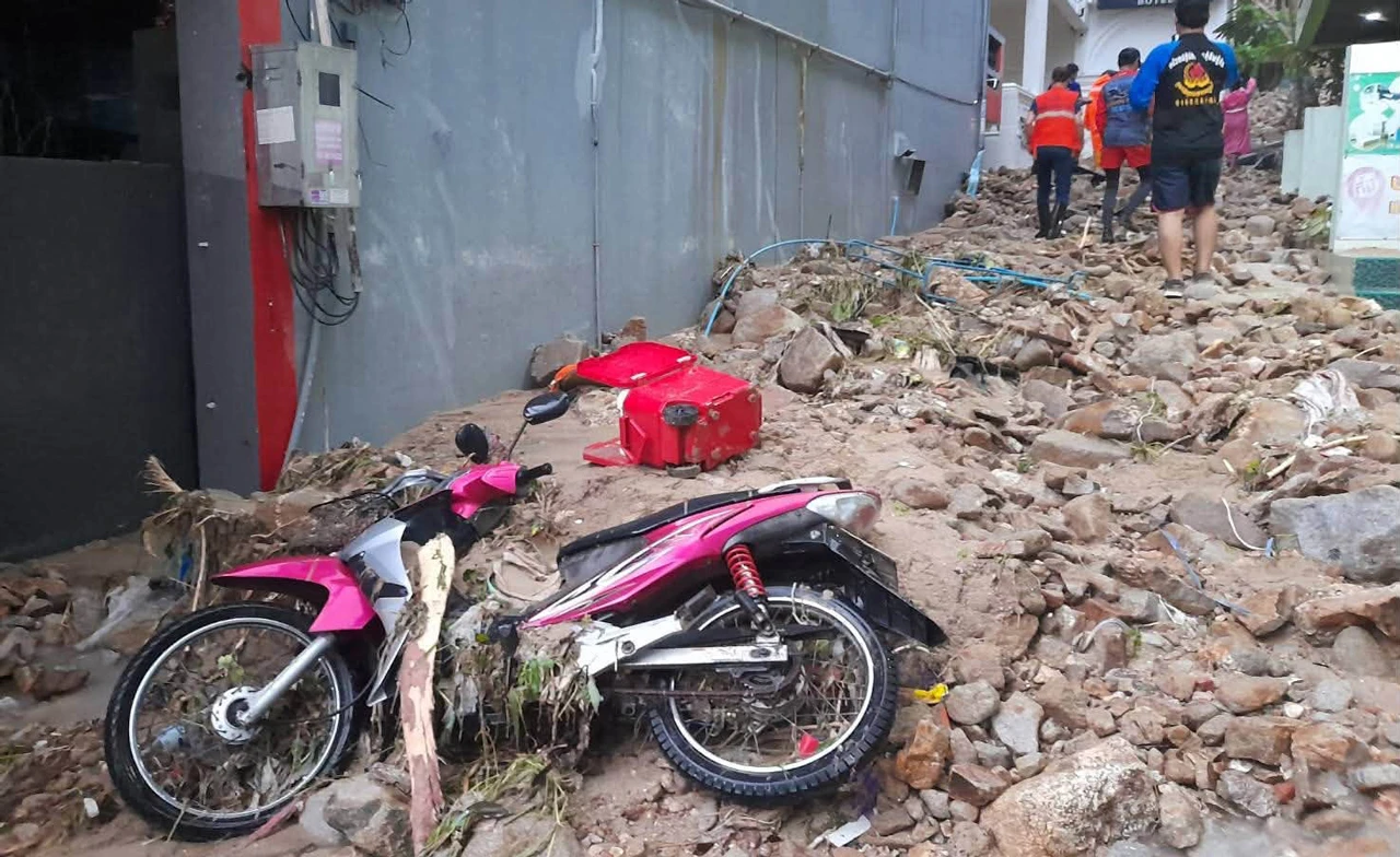 น้ำป่าถล่มป่าตอง! เปิดภาพความเสียหาย ถนนจมโคลน รถ-ทรัพย์สินเสียหาย