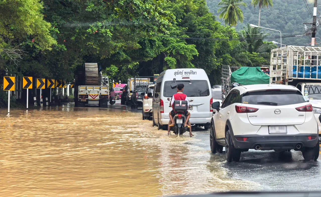 น้ำท่วมภูเก็ต กระทบกว่า 100 ครัวเรือน เร่งเก็บกวาดป่าตอง-กะทู้