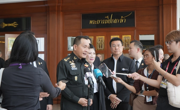 กอ.รมน. มอบเงินช่วยเหลือครอบครัวกำลังพลผู้เสียสละชายแดนไทย-กัมพูชา