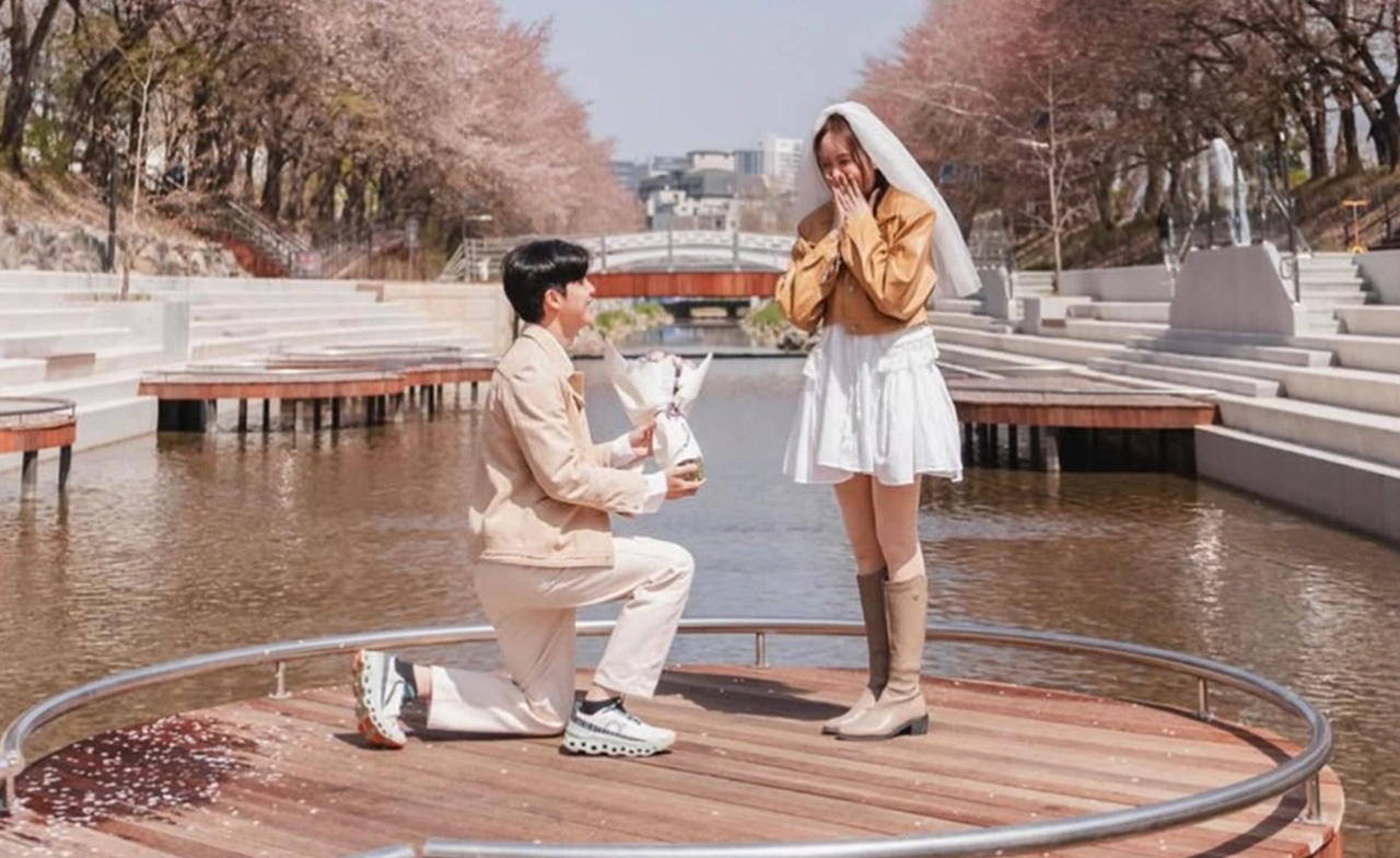"แป้ง มิตรชัย" ลูกสาว "เอ ไชยา" ถูกแฟนหนุ่มทำเซอร์ไพรส์ขอแต่งงาน
