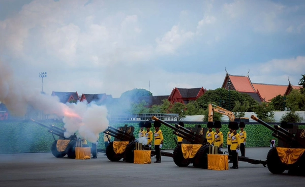 ทบ. ยิงสลุตหลวง 21 นัด เฉลิมพระเกียรติพระบรมราชินี 4 รอบ