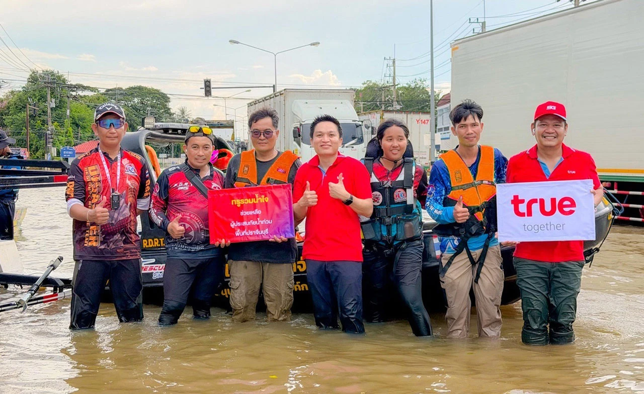 ทรู คอร์ปอเรชั่น ลุยรับมือน้ำท่วม เร่งดูแลสัญญาณสื่อสาร พร้อมมอบ “ถุงกำลังใจ”
