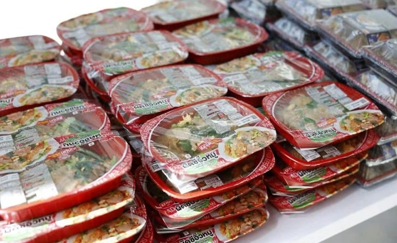 ซีพีแรม ช่วยน้ำท่วมนนทบุรี ส่งอาหารพร้อมทาน-เลอแปง ถึงมือผู้ประสบภัย