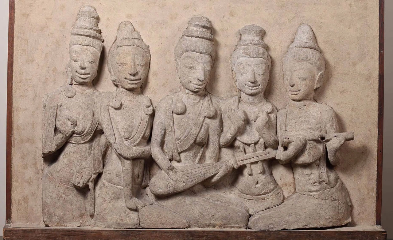 ชวนชม ‘ปัญจดุริยนารี’ หลักฐานห่มสไบเก่าที่สุดของไทย ยุคทวารวดี 1,300 ปี