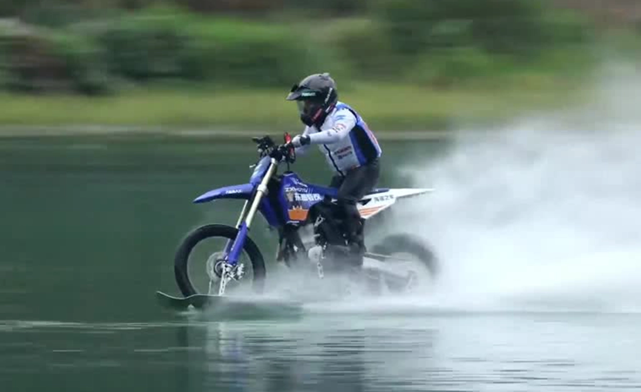 ซีอีโอชาวจีนซิ่ง “มอเตอร์ไซค์ลุยผิวน้ำ” 40.74 กม. พาแบรนด์ “ZXMoto” ทุบสถิติโลก