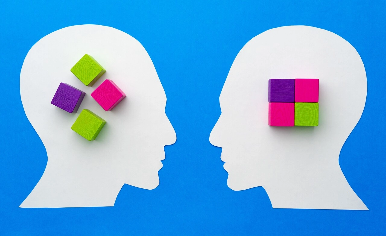 ถอดรหัสสมอง ทำไม "Introvert" ชอบอยู่คนเดียว แต่ "Extrovert" ชอบเจอคน?