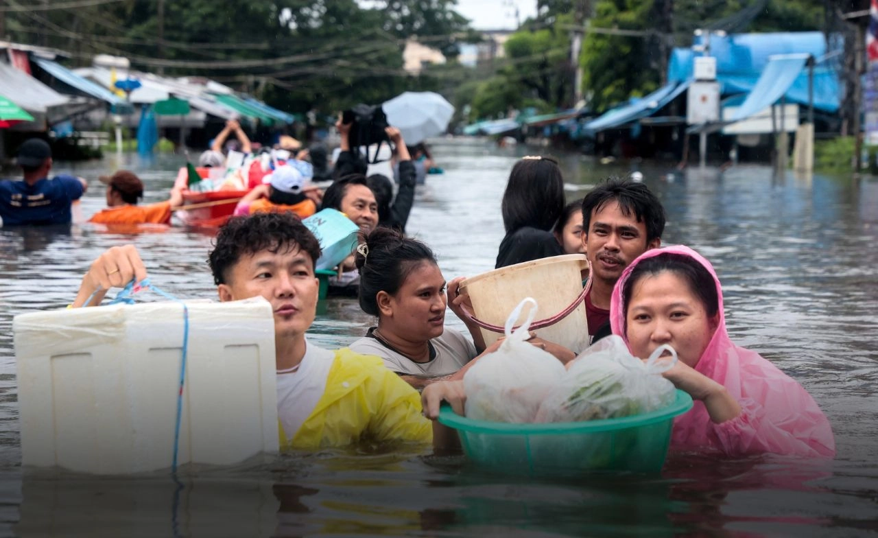รัฐบาลสั่งกระทรวงพาณิชย์คุมราคาสินค้า เร่งเติมสต๊อกพื้นที่ประสบภัย "น้ำท่วม"
