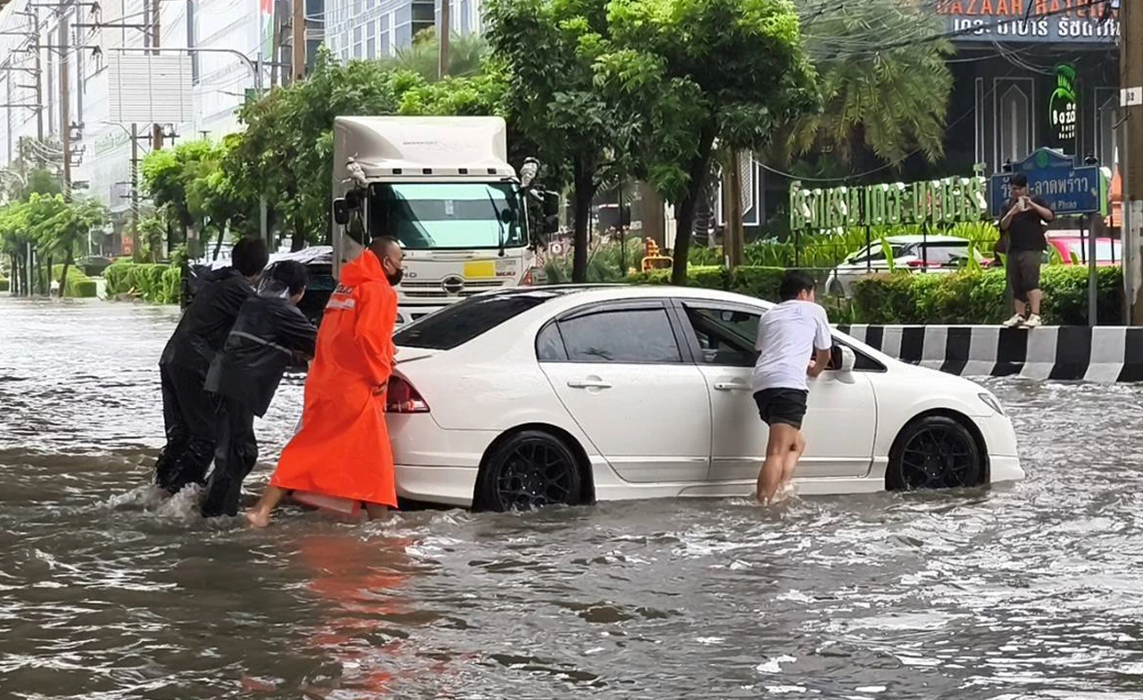 ฝนถล่มรัชดา-ลาดพร้าว น้ำท่วมขัง รถเล็กดับหลายคัน